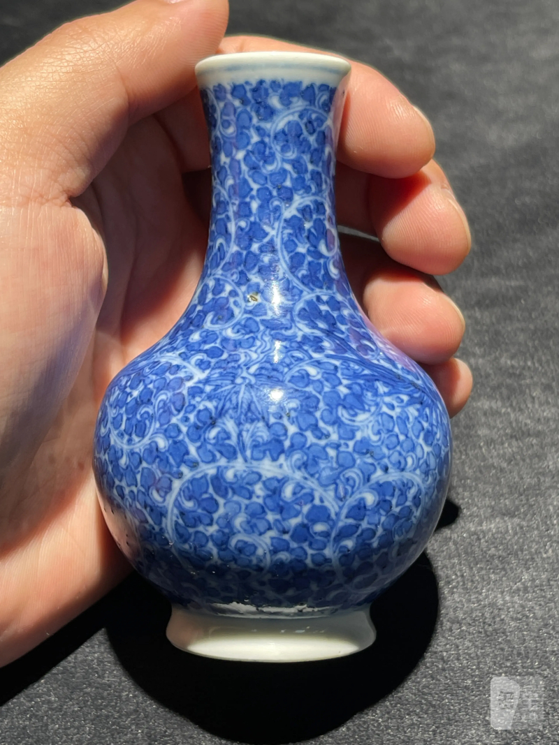 清晚期 青花花卉纹小天球瓶一对 - 图10